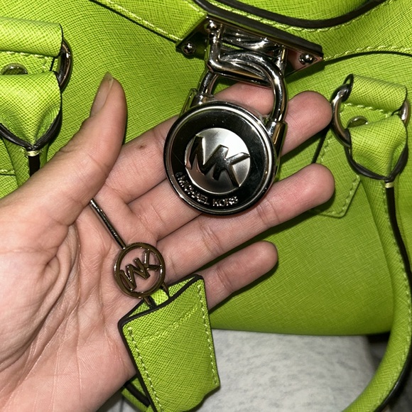 GREEN MICHAEL KORS PURSE GENTLY USED WITH SILVER CHAIN, KEY AND LOCK - Picture 4 of 14